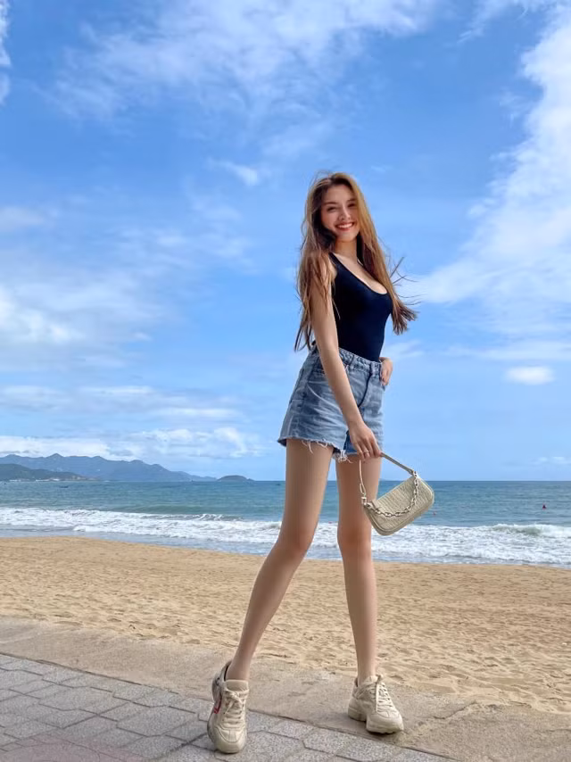 Gu thời trang gợi cảm của MC chân dài 1,1m - Hình 8 Gu thoi trang goi cam cua MC chan dai 1,1m-Hinh-8