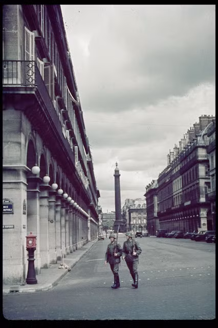 Nhìn lại thời khắc Paris rơi vào tay phát xít Đức - Hình 10 Nhin lai thoi khac Paris roi vao tay phat xit Duc-Hinh-10