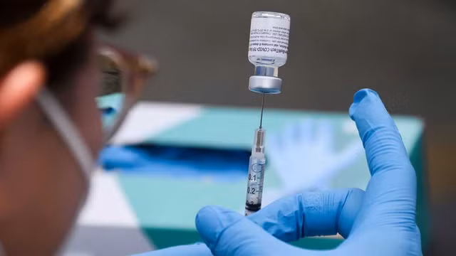 Cac chuyen gia y te: Vaccine COVID-19 dang hieu qua, chua can tiem lieu tang cuong