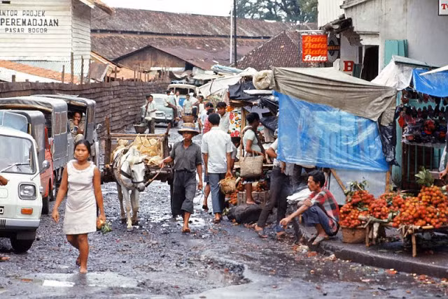 Ảnh lột tả chân thực cuộc sống người dân Indonesia những năm 1970 - Hình 2 Anh lot ta chan thuc cuoc song nguoi dan Indonesia nhung nam 1970-Hinh-2