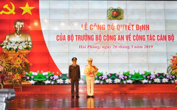 Tân Giám đốc Công an thành phố Hải Phòng hứa gì ngày nhậm chức? Tan Giam doc Cong an thanh pho Hai Phong hua gi ngay nham chuc?