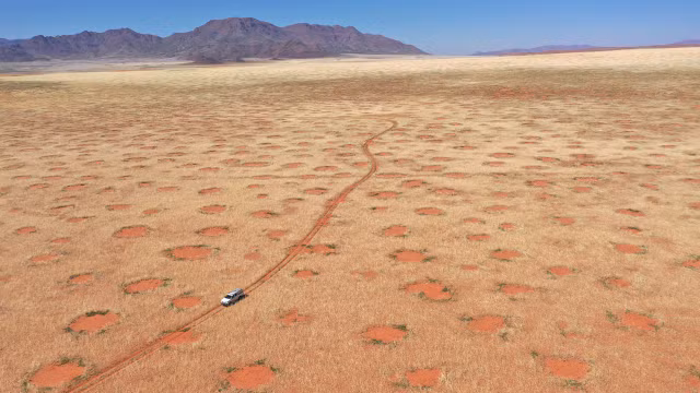 Bi an nhung manh trong hinh tron o sa mac Namibia