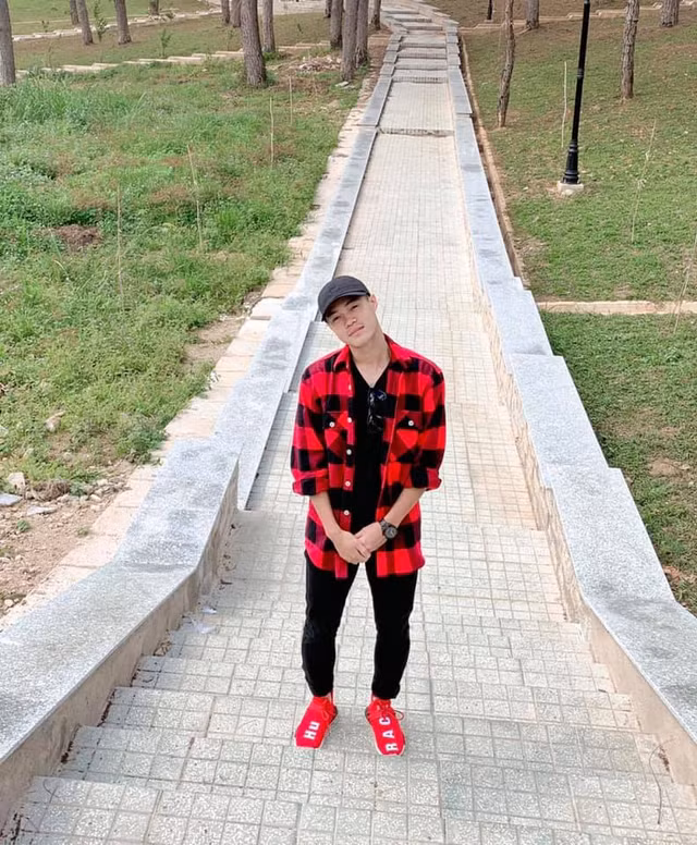 Gu thời trang chất như soái ca Hàn của cầu thủ Văn Toàn - Hình 6 Gu thoi trang chat nhu soai ca Han cua cau thu Van Toan-Hinh-6