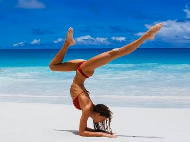 Nữ huấn luyện viên yoga nổi tiếng với thân hình siêu chuẩn nóng bỏng - Hình 5 Nu huan luyen vien yoga noi tieng voi than hinh sieu chuan nong bong-Hinh-5