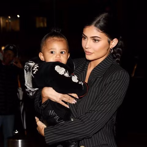 Phong cach thoi trang doi gay sot cua nu ti phu Kylie Jenner va con gai-Hinh-7