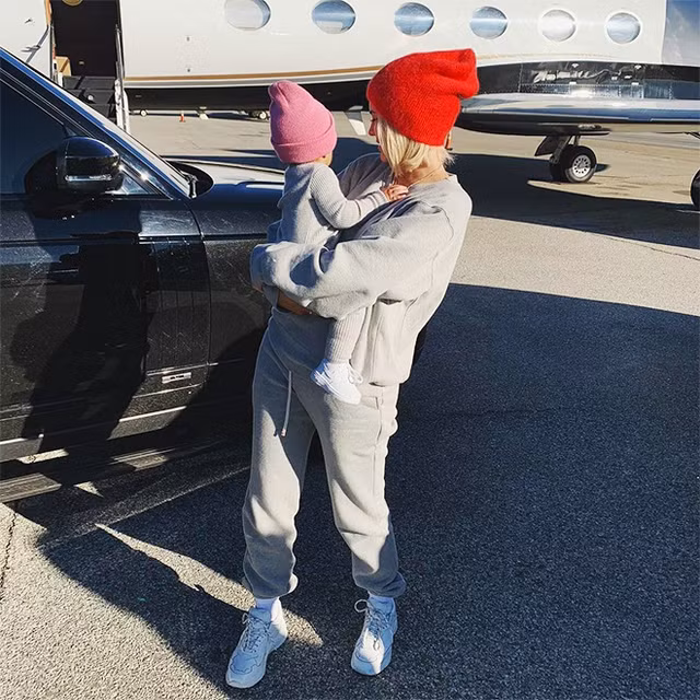 Phong cach thoi trang doi gay sot cua nu ti phu Kylie Jenner va con gai-Hinh-5