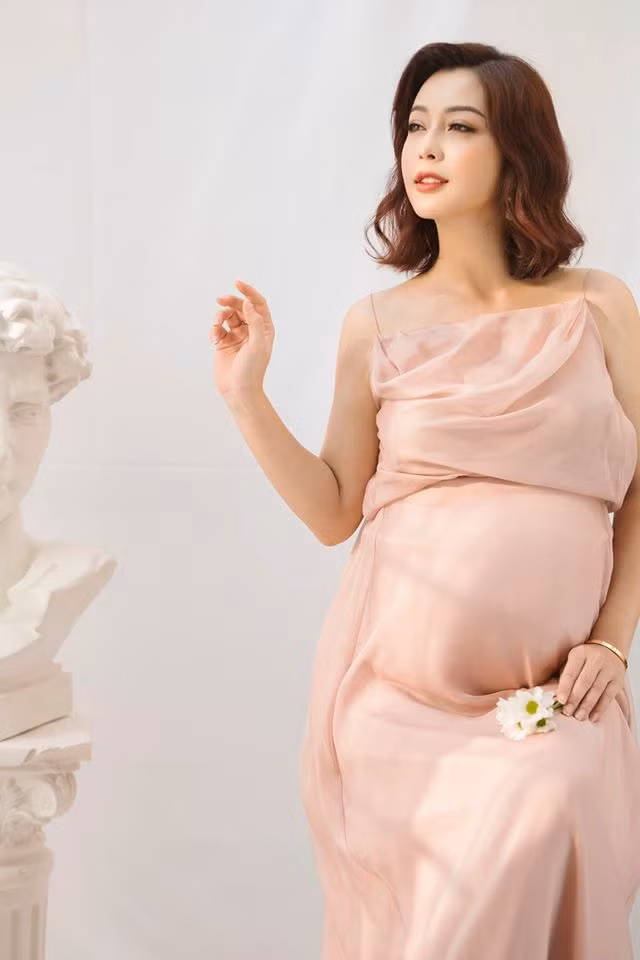 Mang bầu lần 4, Jennifer Phạm vẫn rạng rỡ nhờ bí quyết này - Hình 3 Mang bau lan 4, Jennifer Pham van rang ro nho bi quyet nay-Hinh-3