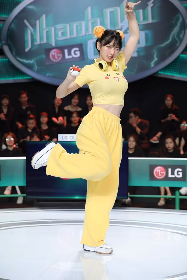 Nhức mắt gu thời trang khoe ngực khủng của hot girl tiktok Lê Bống - Hình 10 Nhuc mat gu thoi trang khoe nguc khung cua hot girl tiktok Le Bong-Hinh-10