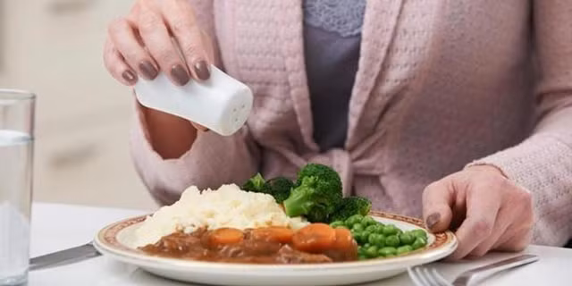 8 kiểu ăn uống sai lầm khiến tuổi thọ bị rút ngắn - Hình 3 8 kieu an uong sai lam khien tuoi tho bi rut ngan-Hinh-3