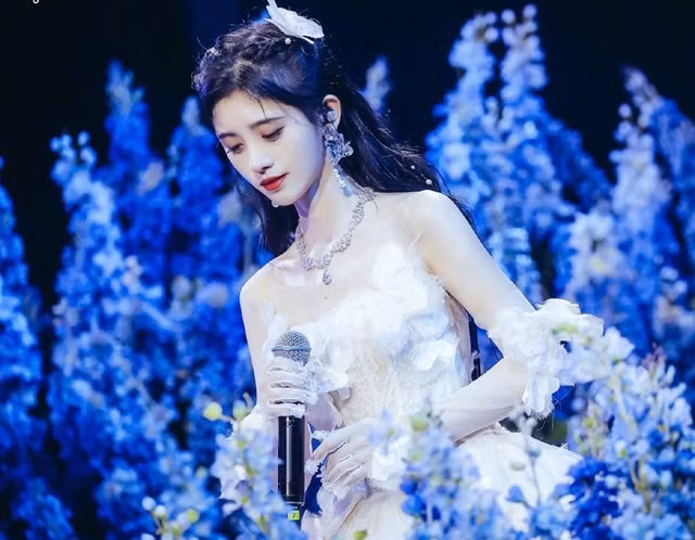 Cuc Tinh Y voi cach do dang de co “bo vai truyen tranh”-Hinh-11