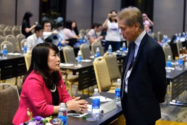 Điều gì đang diễn ra trong Hội đồng quản trị Eximbank rối như canh hẹ? Dieu gi dang dien ra trong Hoi dong quan tri Eximbank roi nhu canh he?