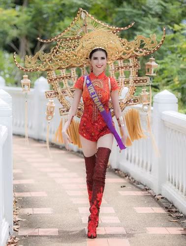 Những lần mặc áo dài phản cảm của các mỹ nhân - Hình 8 Nhung lan mac ao dai phan cam cua cac my nhan-Hinh-8