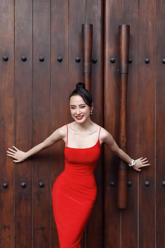 Angela Phuong Trinh voi gu thoi trang khoe vong 3 khung-Hinh-7