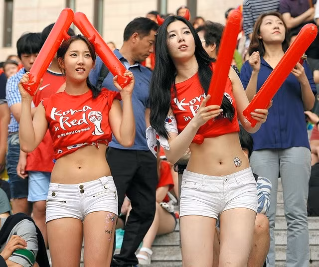 Cổ động viên nữ mặc áo khoe ngực gợi cảm đi xem bóng đá - Hình 8 Co dong vien nu mac ao khoe nguc goi cam di xem bong da-Hinh-8