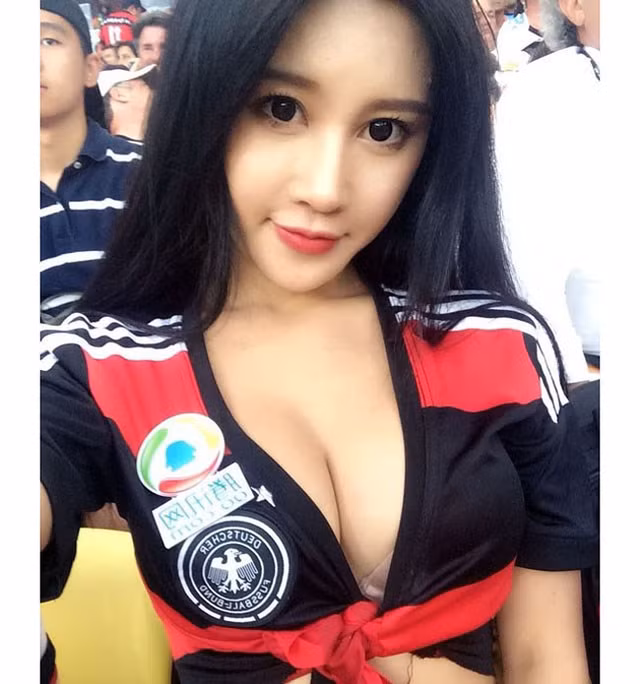 Cổ động viên nữ mặc áo khoe ngực gợi cảm đi xem bóng đá - Hình 9 Co dong vien nu mac ao khoe nguc goi cam di xem bong da-Hinh-9