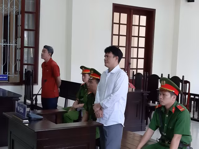 Tài xế và quay phim kết hợp cưỡng đoạt 250 triệu của cảnh sát giao thông Tai xe va quay phim ket hop cuong doat 250 trieu cua canh sat giao thong