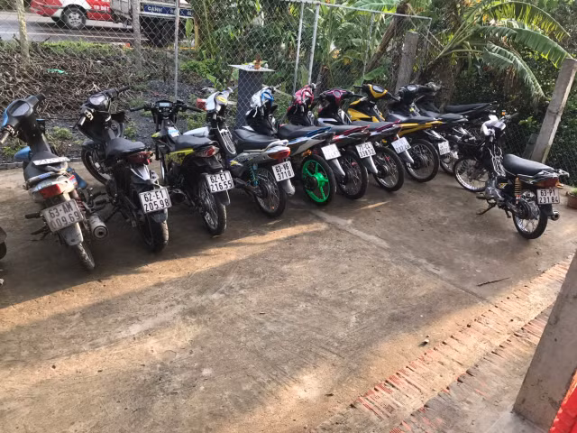 Bị CSGT truy đuổi vì nẹt pô đua xe trái phép, nhóm thanh niên nam nữ lao xe xuống kênh Bi CSGT truy duoi vi net po dua xe trai phep, nhom thanh nien nam nu lao xe xuong kenh