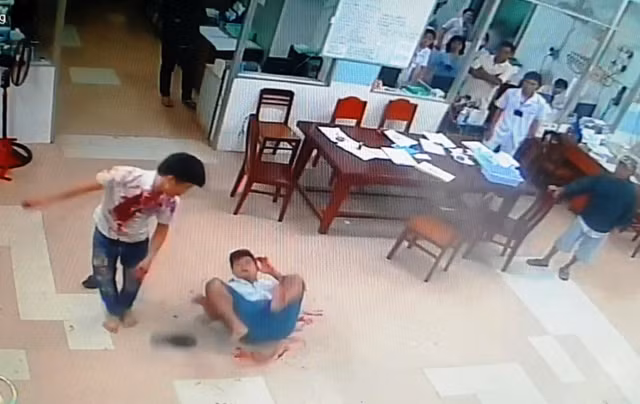 Đang nằm cấp cứu vẫn lấy kéo của bác sĩ đâm đối thủ trọng thương Dang nam cap cuu van lay keo cua bac si dam doi thu trong thuong