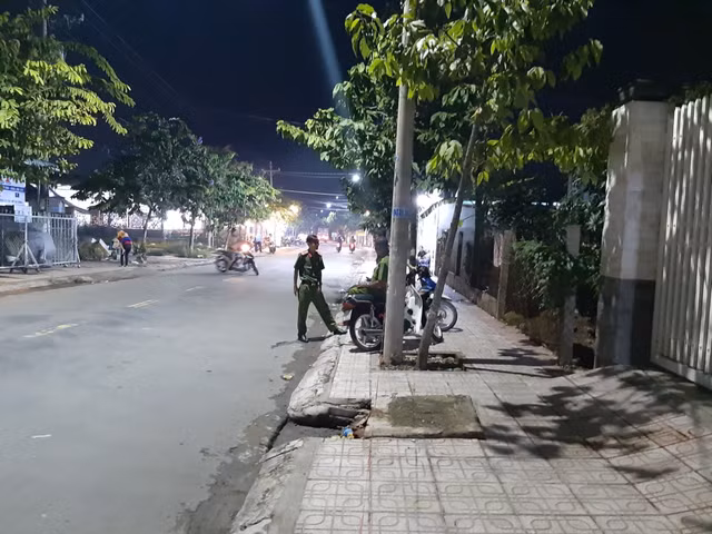 Hai nhà sát vách mâu thuẫn vì chuyện để xe máy dẫn đến án mạng - Hình 3 Hai nha sat vach mau thuan vi chuyen de xe may dan den an mang-Hinh-3