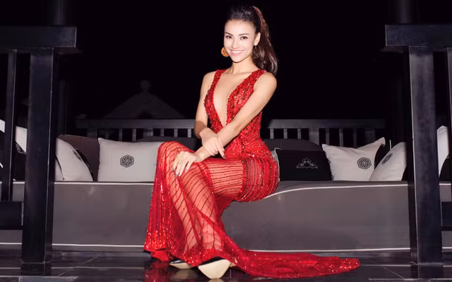 Ngán ngẩm những trang phục phản cảm khoe thân của Hồng Quế - Hình 11 Ngan ngam nhung trang phuc phan cam khoe than cua Hong Que-Hinh-11