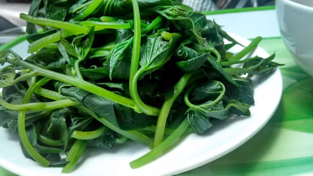 Tờ Ettoday của Đài Loan từng đưa ra nhiều nghiên cứu cho thấy trong lá khoai lang có hàm lượng vitamin B6 cao gấp 3 lần, vitamin C 5 lần, vitamin B2 10 lần so với củ khoai lang thông thường. Do vậy, xét về độ dinh dưỡng, rau khoai lang còn vượt qua cả củ khoai.