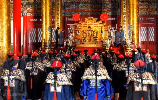 Vì sao quan viên nhà Thanh luôn hất ống tay áo khi hành lễ? - Hình 7 Vi sao quan vien nha Thanh luon hat ong tay ao khi hanh le?-Hinh-7