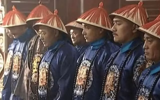 Vì sao quan viên nhà Thanh luôn hất ống tay áo khi hành lễ? - Hình 6 Vi sao quan vien nha Thanh luon hat ong tay ao khi hanh le?-Hinh-6