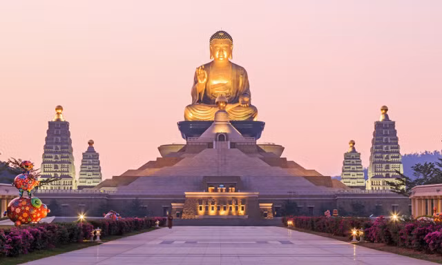 5 tượng Phật khổng lồ thu hút hàng triệu du khách mỗi năm - Hình 7 5 tuong Phat khong lo thu hut hang trieu du khach moi nam-Hinh-7