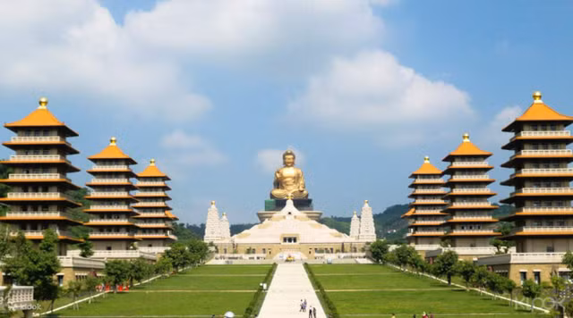 5 tượng Phật khổng lồ thu hút hàng triệu du khách mỗi năm - Hình 8 5 tuong Phat khong lo thu hut hang trieu du khach moi nam-Hinh-8