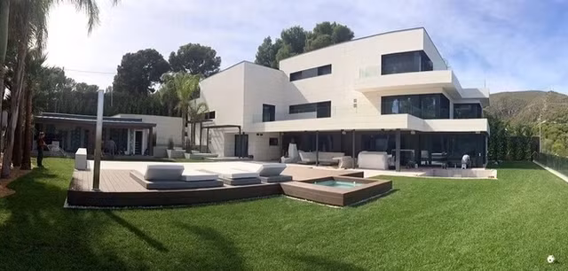 Vì sao không máy bay nào được bay qua nhà của Lionel Messi? - Hình 2 Vi sao khong may bay nao duoc bay qua nha cua Lionel Messi?-Hinh-2
