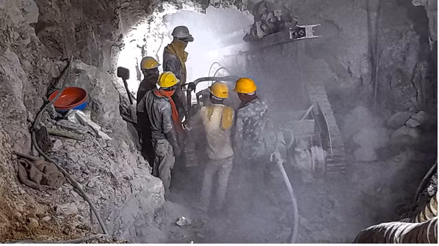 Điểm lại những vụ giải cứu trẻ em rơi xuống giếng sâu trên thế giới - Hình 2 Diem lai nhung vu giai cuu tre em roi xuong gieng sau tren the gioi-Hinh-2