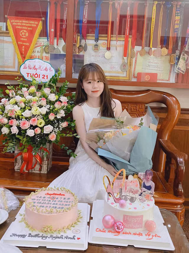 Ngắm gu thời trang sành điệu của bạn gái cũ Quang Hải - Hình 2 Ngam gu thoi trang sanh dieu cua ban gai cu Quang Hai-Hinh-2