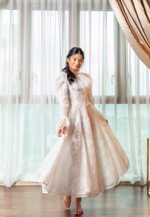 Gu thời trang nữ tính của con gái Trương Ngọc Ánh - Hình 6 Gu thoi trang nu tinh cua con gai Truong Ngoc Anh-Hinh-6