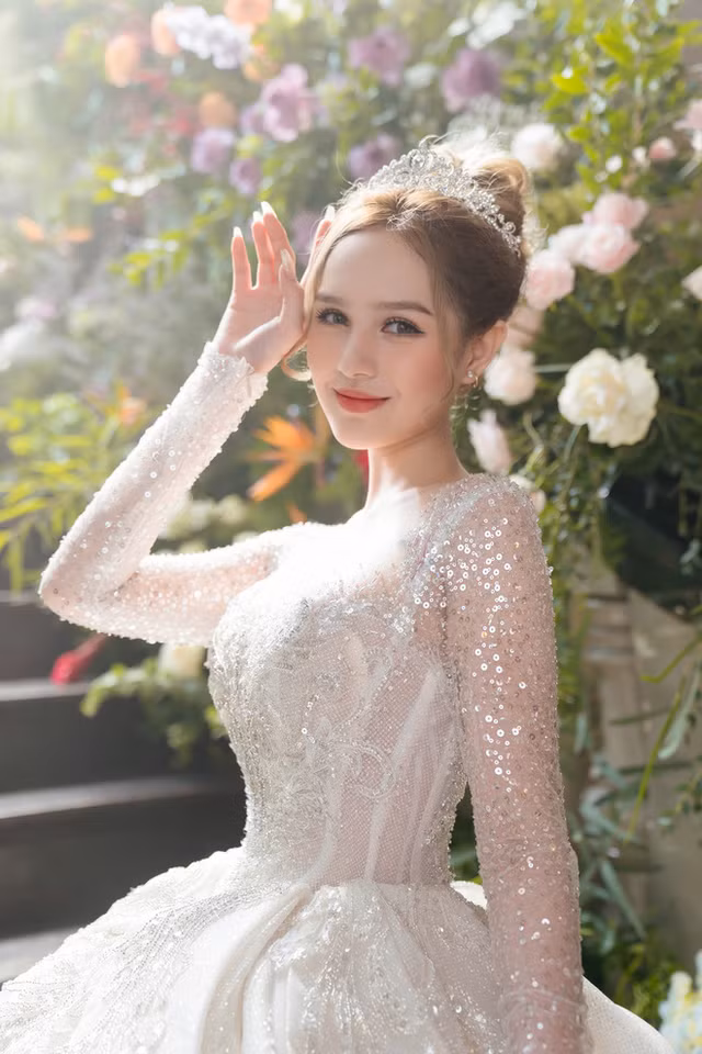 Chi tiết 3 váy cưới nửa tỷ của vợ streamer giàu nhất Việt Nam - Hình 7 Chi tiet 3 vay cuoi nua ty cua vo streamer giau nhat Viet Nam-Hinh-7