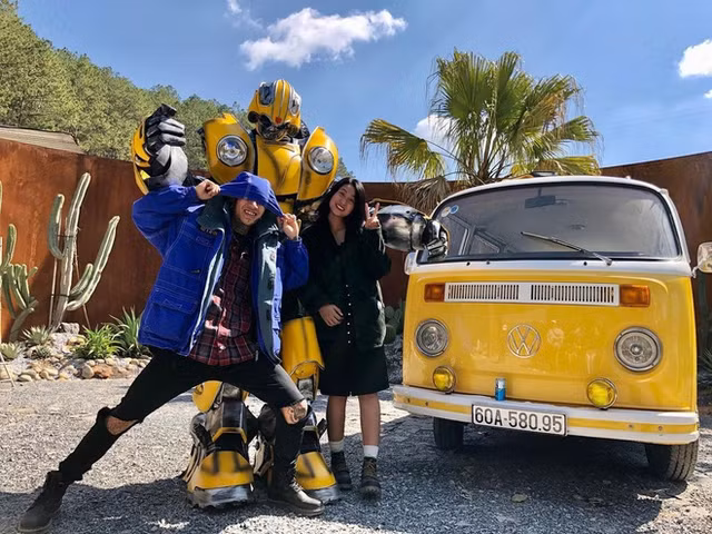 Soi gu thời trang cực chất của rapper Dế Choắt và bạn gái - Hình 5 Soi gu thoi trang cuc chat cua rapper De Choat va ban gai-Hinh-5