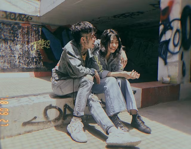 Soi gu thời trang cực chất của rapper Dế Choắt và bạn gái - Hình 8 Soi gu thoi trang cuc chat cua rapper De Choat va ban gai-Hinh-8