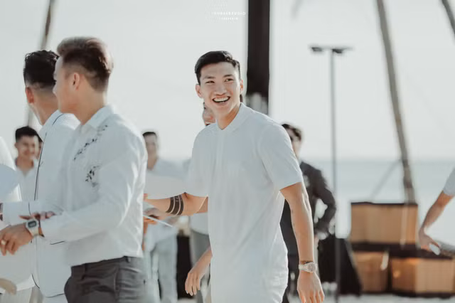 Những lần Đoàn Văn Hậu mặc trang phục màu trắng khiến chị em phát cuồng - Hình 4 Nhung lan Doan Van Hau mac trang phuc mau trang khien chi em phat cuong-Hinh-4