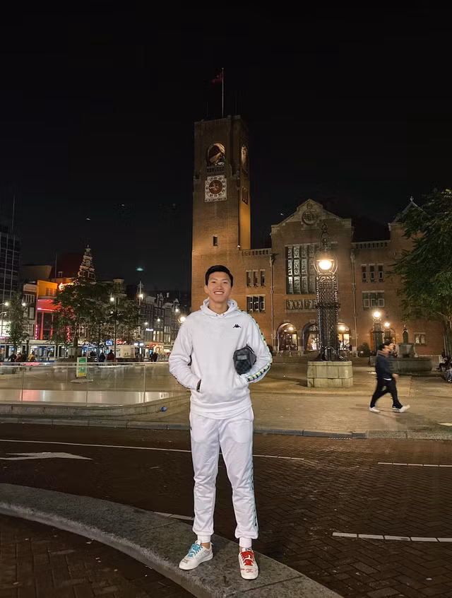 Những lần Đoàn Văn Hậu mặc trang phục màu trắng khiến chị em phát cuồng - Hình 8 Nhung lan Doan Van Hau mac trang phuc mau trang khien chi em phat cuong-Hinh-8