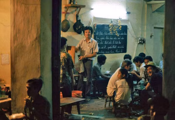 Độc đáo bộ ảnh bia hơi vỉa hè ở Hà Nội những năm 1990 - Hình 3 Doc dao bo anh bia hoi via he o Ha Noi nhung nam 1990-Hinh-3