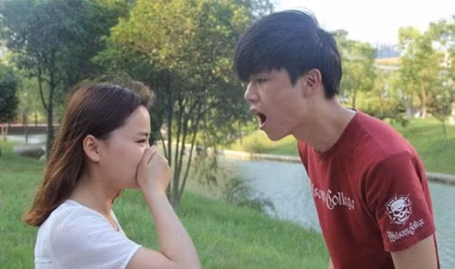 Canh bao suc khoe co van de neu sang ngu day mieng hoi