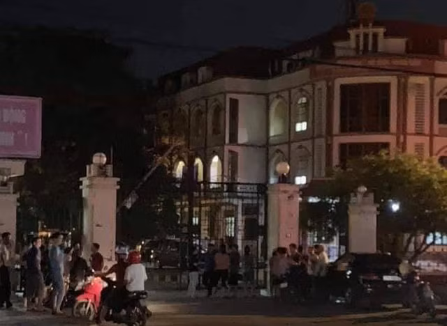 Người vợ hoảng hốt phát hiện chồng là cán bộ Nội vụ Thái Bình tử vong ở nơi làm việc Nguoi vo hoang hot phat hien chong la can bo Noi vu Thai Binh tu vong o noi lam viec