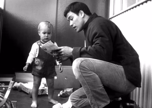 Hé lộ cái chết trùng hợp của cha con Lý Tiểu Long He lo cai chet trung hop cua cha con Ly Tieu Long