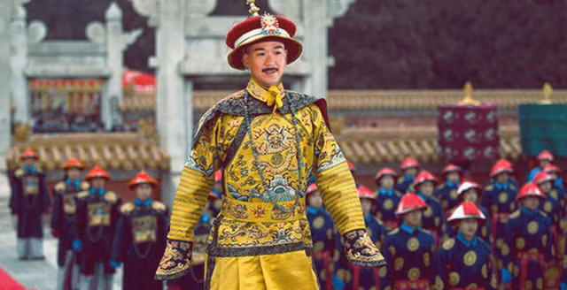 Vì sao quan viên nhà Thanh luôn hất ống tay áo khi hành lễ? - Hình 3 Vi sao quan vien nha Thanh luon hat ong tay ao khi hanh le?-Hinh-3