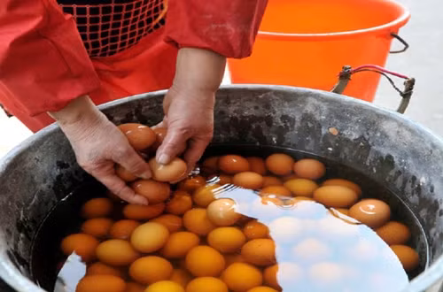 Món ăn kinh dị: Trứng luộc nước tiểu trẻ em Mon an kinh di: Trung luoc nuoc tieu tre em