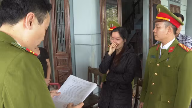 Bắt mỹ nhân làm giả sổ đỏ, cà vẹt lừa đảo hàng trăm triệu đồng Bat my nhan lam gia so do, ca vet lua dao hang tram trieu dong