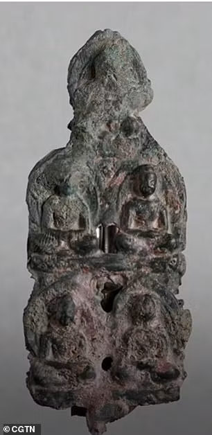 Phát hiện 2 tượng Phật bằng đồng trong mộ cổ Trung Quốc - Hình 3 Phat hien 2 tuong Phat bang dong trong mo co Trung Quoc-Hinh-3