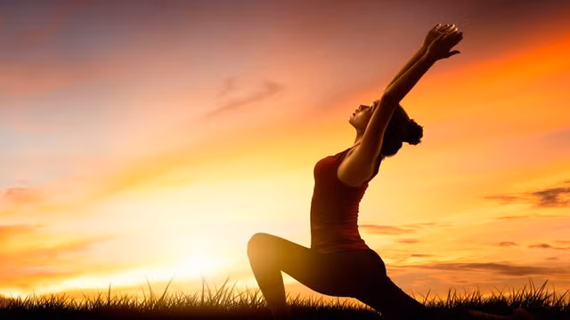 Yoga chao mat troi tao ra nang luong va lam sach co the-Hinh-3