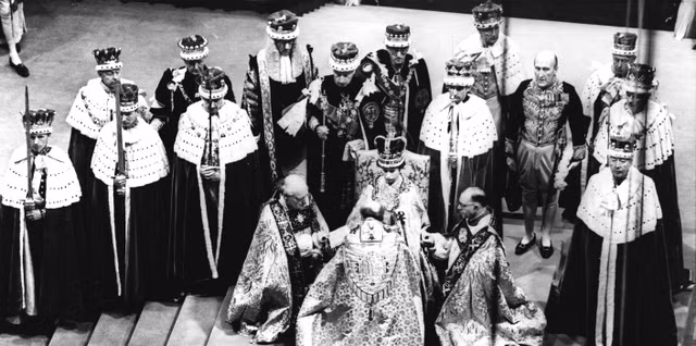 Tận mục những báu vật trong lễ đăng quang Vua Charles III - Hình 5 Tan muc nhung bau vat trong le dang quang Vua Charles III-Hinh-5