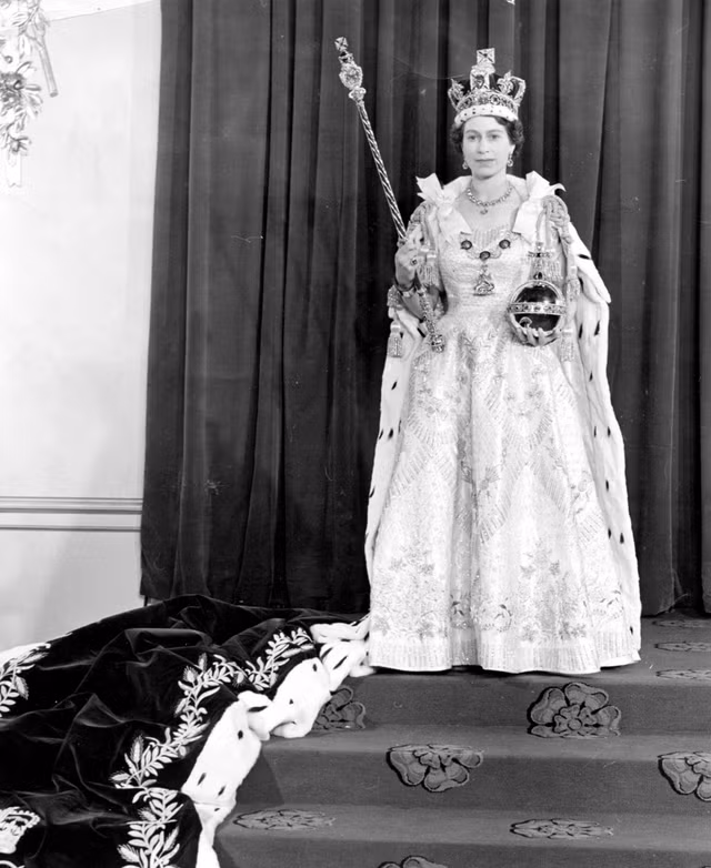 Tận mục những báu vật trong lễ đăng quang Vua Charles III - Hình 10 Tan muc nhung bau vat trong le dang quang Vua Charles III-Hinh-10