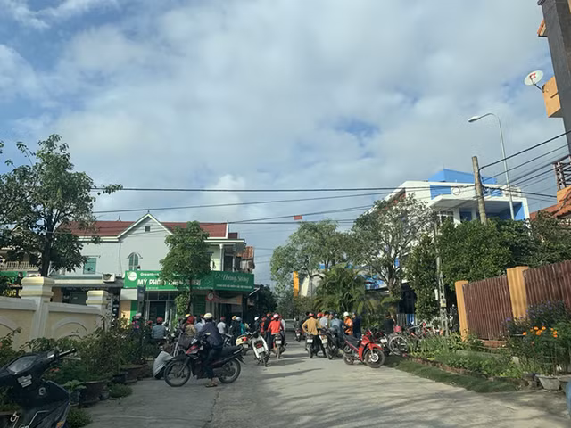 Hoảng hồn nhìn thấy nam thanh niên chết trong tư thế treo cổ, tay bị trói phía trước Hoang hon nhin thay nam thanh nien chet trong tu the treo co, tay bi troi phia truoc